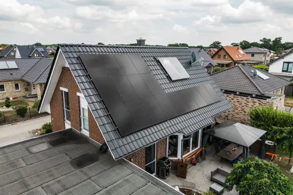 Grünen Strom produzieren auf ihrem Hausdach